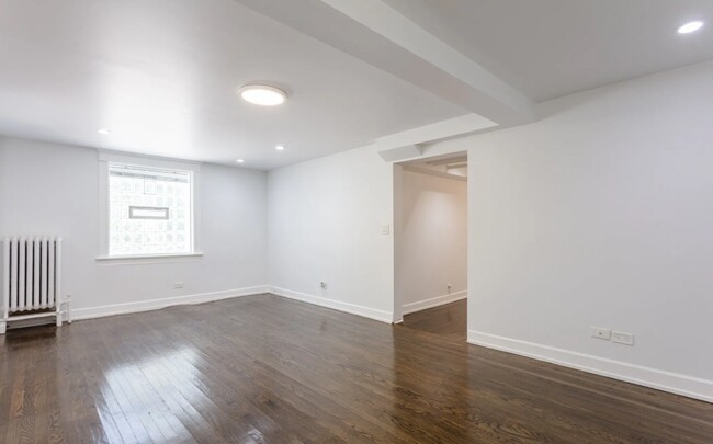 Building Photo - 2031 W Greenleaf Ave