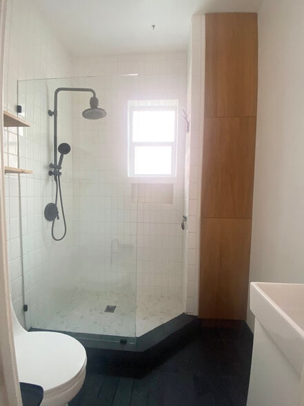 Bathroom - 1404 Knox Ct