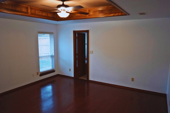 Building Photo - 3505 Crescent Ct
