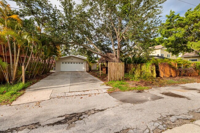 Building Photo - Charming single-family home nestled in des...