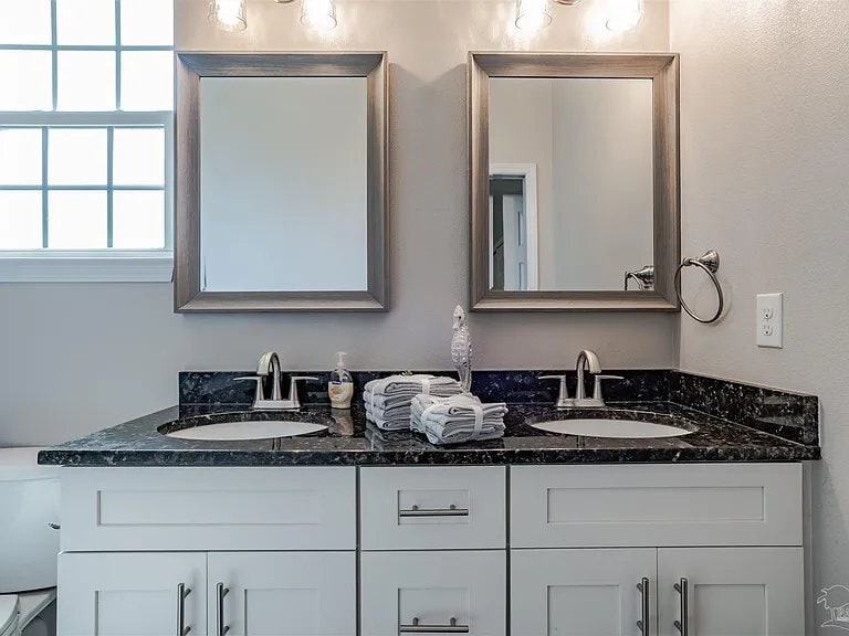 Building Photo - 804 W Belmont St