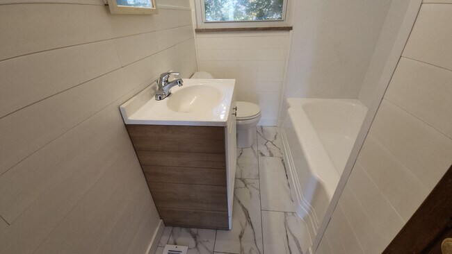 Building Photo - Beautifully updated 3-bedroom, 2-bath home...