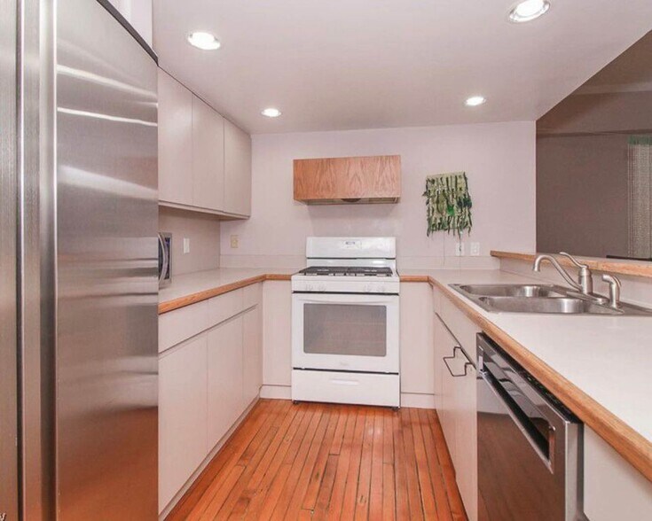 Kitchen with dishwasher - 2043 Random Rd