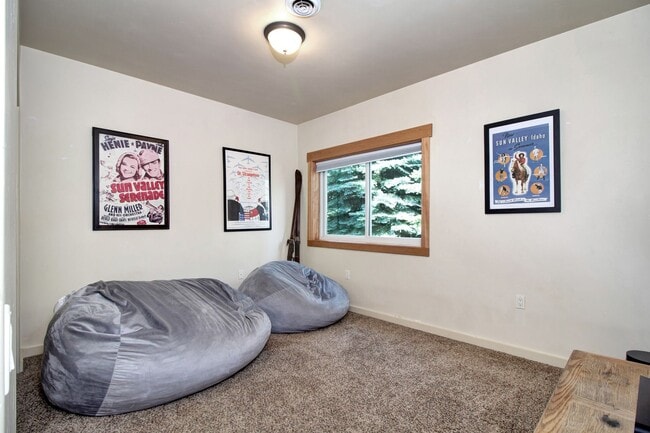 Building Photo - Spacious Home on Elevated Lot in Bellevue'...