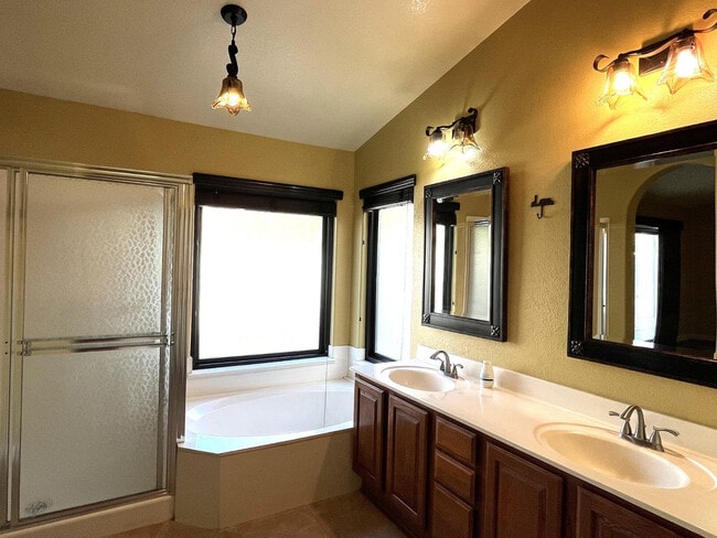 Building Photo - 187 W Amanda Ln