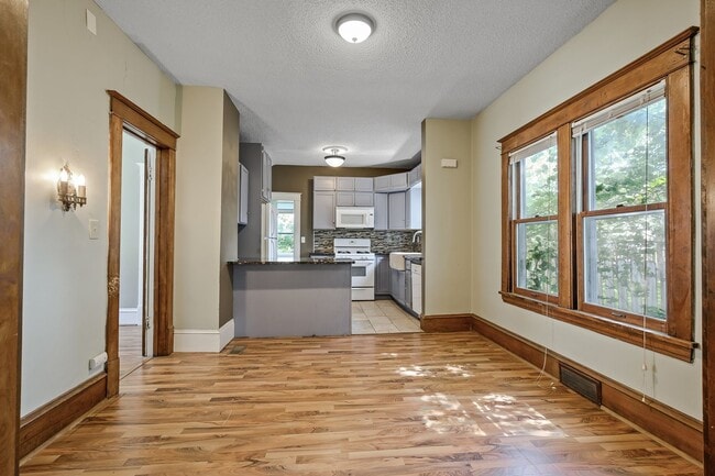 Building Photo - Incredible 5BD/2BA HGTV Remodeled Home near U of M & Dinky Town! Avail. 9/1/26!