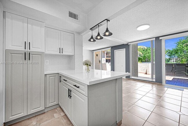 Building Photo - 9133 Fontainebleau Blvd