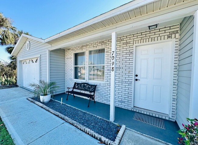 Building Photo - Charming fully furnished 2/2 home in Natur...