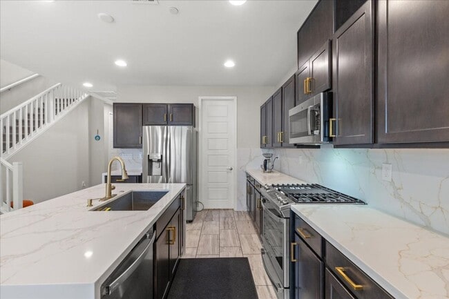 Building Photo - Luxurious, Modern, Completely Renovated 3 ...