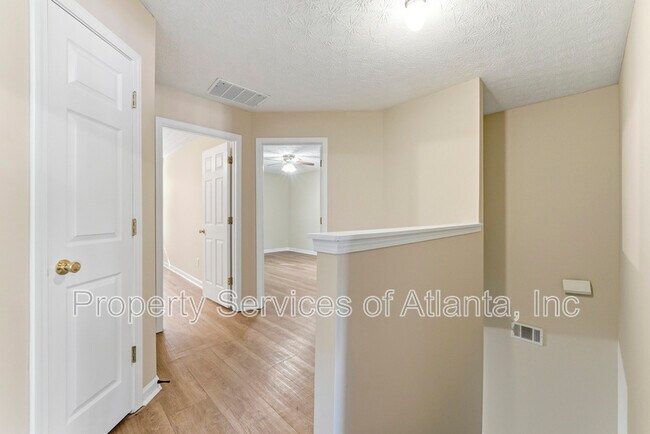 Building Photo - 2088 Manhattan Pkwy