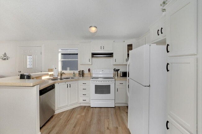 Building Photo - Modern Furnished 2 Bed/2 Bath Home • Laundry • Internet Included