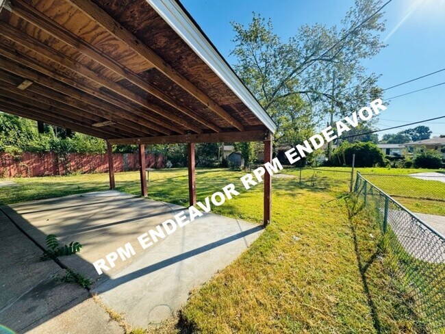 Building Photo - 3 Bed 1.5 Bath. Move in Ready! Deposit Fre...
