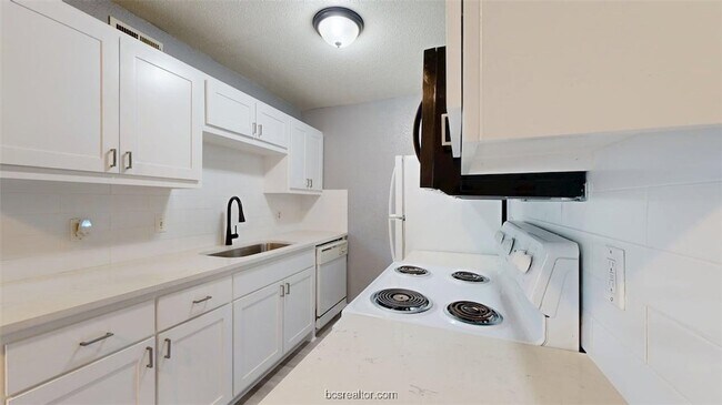 Building Photo - 1524 Pine Ridge Dr