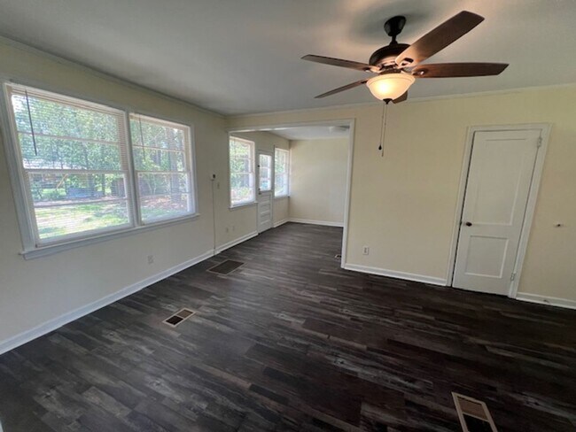 Building Photo - 2 Bedroom House - Walk to VSU!