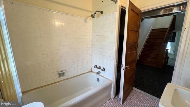 Building Photo - 7630 Cheltenham Ave