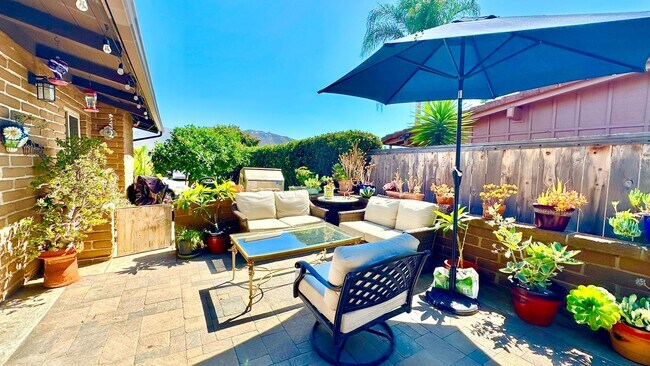 Building Photo - Beautifully Appointed & Fully Furnished, S...