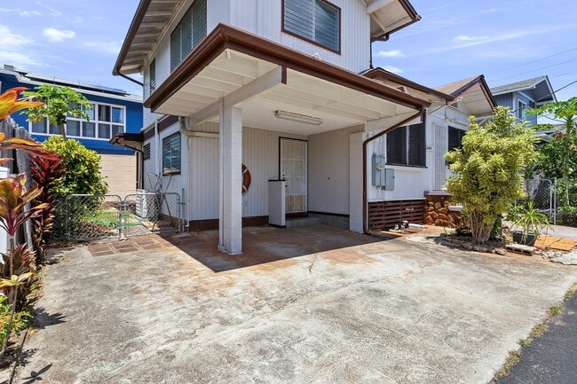Building Photo - 3-bedroom, 2-bath single-family home with a covered porch and parking. Ideally located near Diamo...
