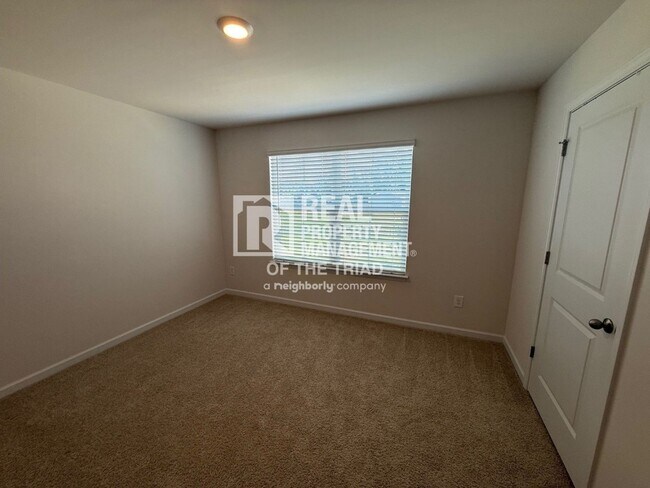 Building Photo - 4 Bedroom/3 Bath 2 Story House in Greensboro