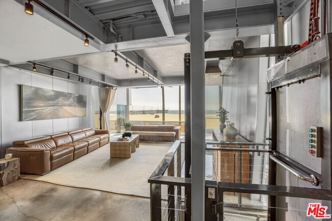 Building Photo - 2911 Ocean Front Walk