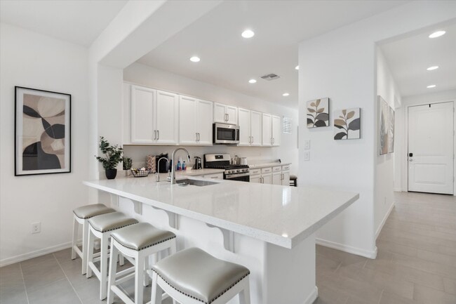 Breakfast bar with Kitchen - 9014 W Oregon Ave