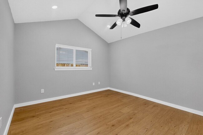 Building Photo - 215 Aspenway Dr