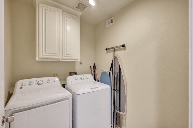 Building Photo - 125 Pine St