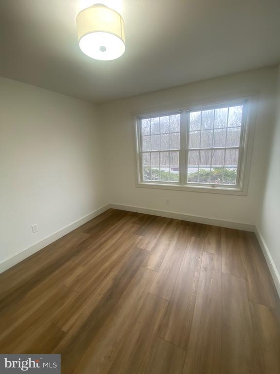 Building Photo - 1087 Mt Tom Rd