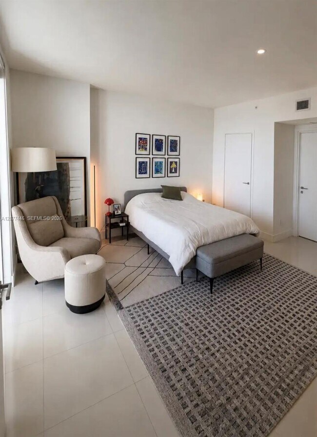 Building Photo - 1300 Brickell Bay Dr