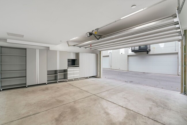 Building Photo - LUX 3BD, 5BA Townhome Near Cherry Creek, C...