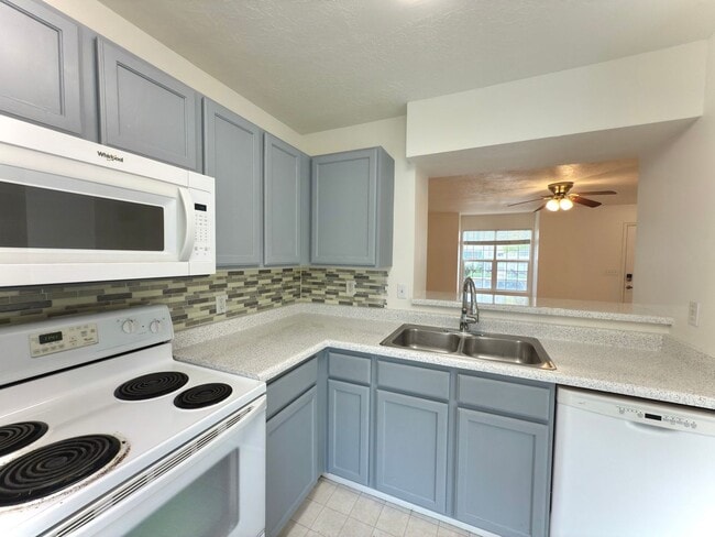 Building Photo - 4 Bedroom Clearfield Town Home Available i...