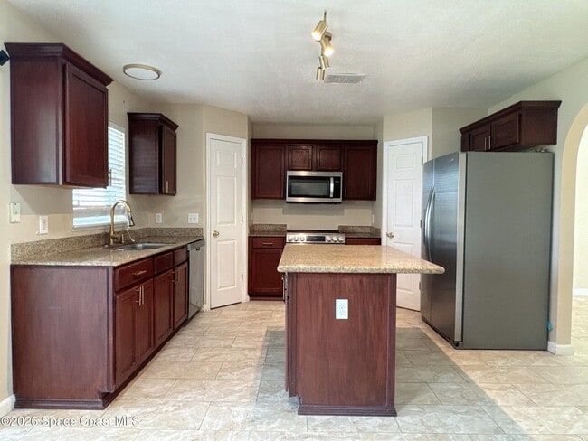 Building Photo - 1718 Sawgrass Dr SW