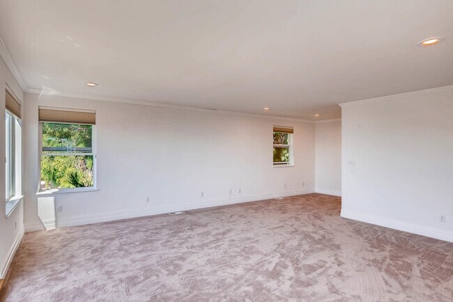 Building Photo - Queen Anne Home