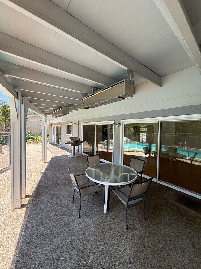 Building Photo - Beautiful One Level, 3 Bedroom, 3 Bathroom Tarzana Pool Home for Lease!