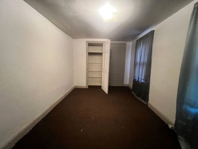 Building Photo - 2-bedroom, 1.5-bathroom home located in th...