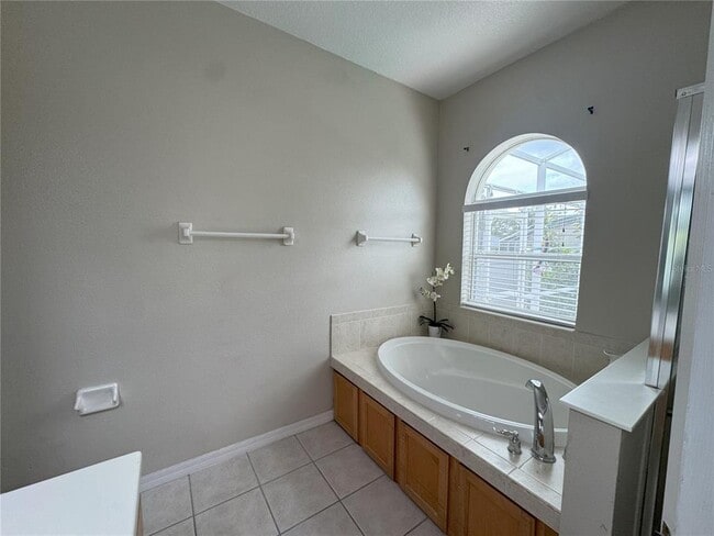 Building Photo - 139 Chaucer Ave