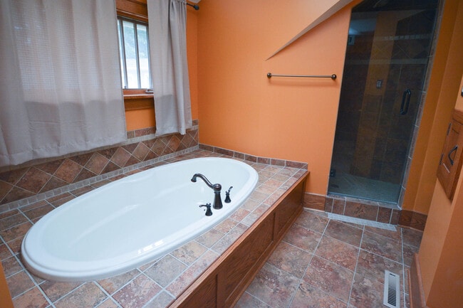Building Photo - Kutzky Park Home w/Master Suite