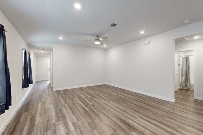 Building Photo - 3 Bedroom, 2 Bath in Midtown Subdivision C...