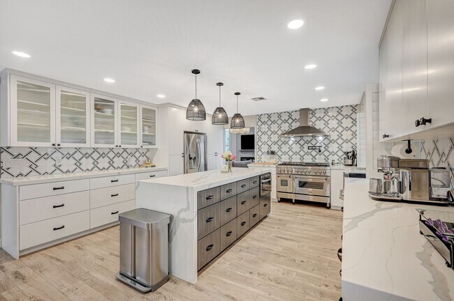 Building Photo - Furnished/Unfurnished 4 Bedroom Contempora...