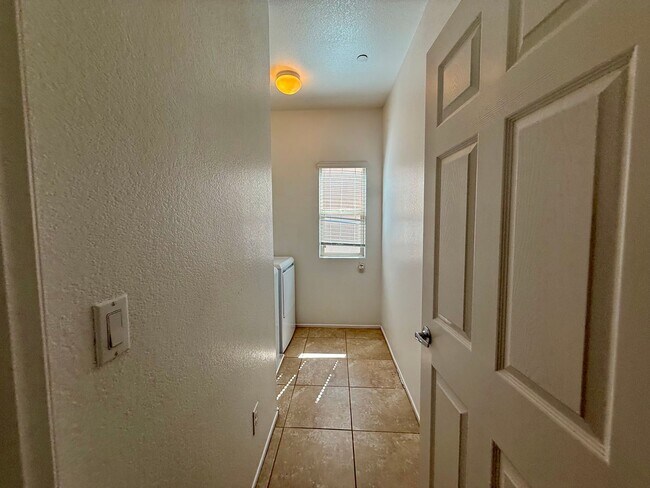 Building Photo - 3 BED 2.5 BATH 2 CAR GARAGE HOME w/ LOFT &...