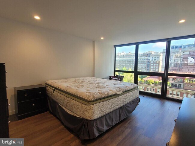 Building Photo - 241 S 6th St