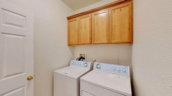 Building Photo - Charming 3-bedroom, 2.5-bathroom home