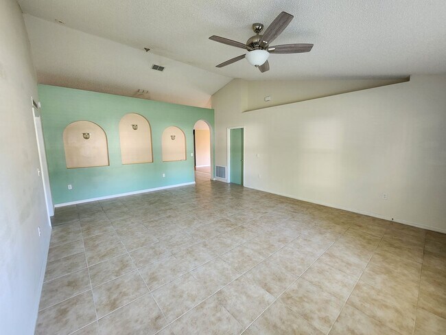 Building Photo - Spacious 4 Bedroom, 2 bath home