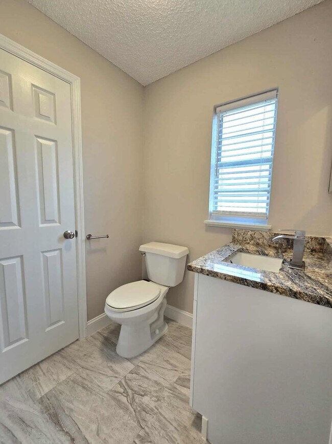 Building Photo - NEWLY RENOVATED 3 Bedroom 1.5 Bath now for...