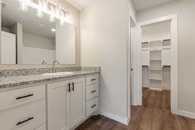 Building Photo - Comfort Meets Convenience – 3/2 Duplex Ava...