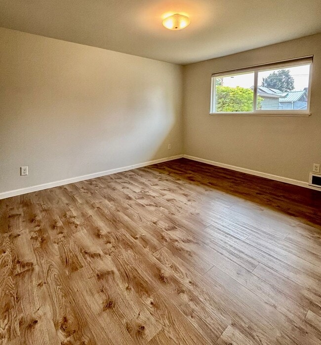 Building Photo - $250 move-in credit! 2 Bed / 1 Bath Downto...