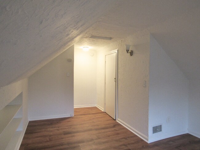 Building Photo - 3647 Ravenwood Ave