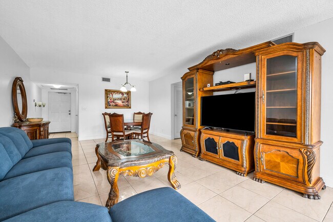Building Photo - 2800 N Palm Aire Dr
