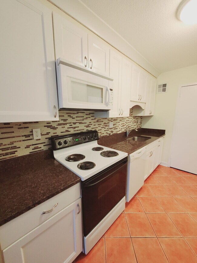 Building Photo - 44 Strawberry Hill Ave