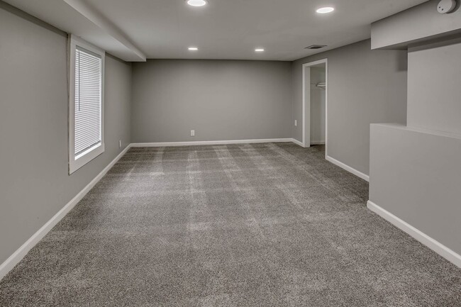 Building Photo - Charming Aksarben Gem