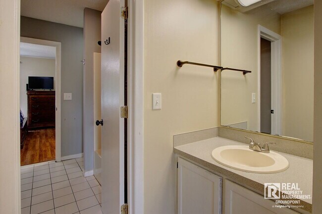 Building Photo - 8471 Yadkin Cir